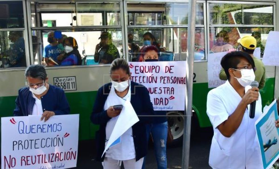 Personal de salud en México denuncia que los obligan a reutilizar mascarillas
