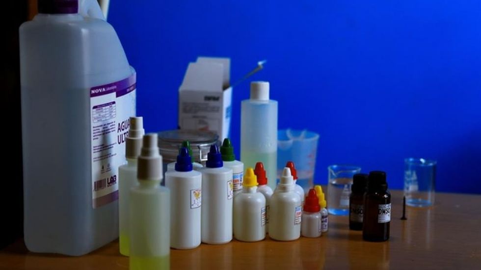 A falta de vacunas los ecuatorianos acuden a métodos ingeniosos para combatir el COVID-19