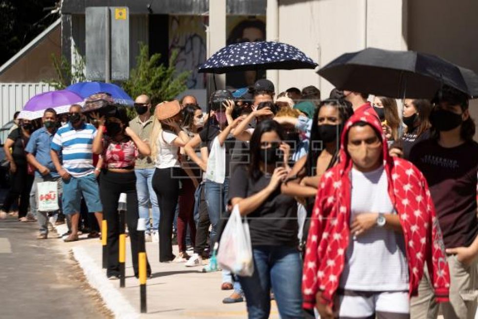 Miles de personas buscan un test en Brasilia antes de la reapertura comercial