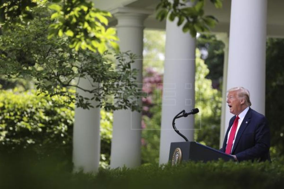 Trump amenaza con "regular o cerrar" redes tras verificación de Twitter