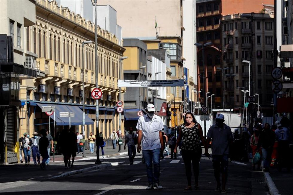 Brasil acelera su desescalada sin controlar el coronavirus