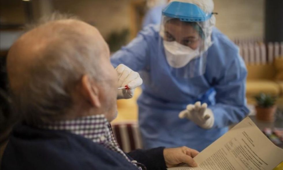 Ancianos latinoamericanos más expuestos al covid-19 que españoles, según estudio