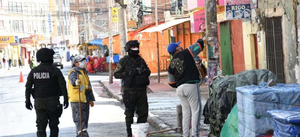 Una persona cumplió una jornada de trabajo comunitario por no usar barbijo en La Paz
