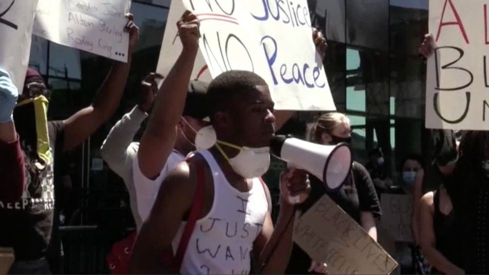 Nueva York levanta el toque de queda tras otro día de protestas pacíficas