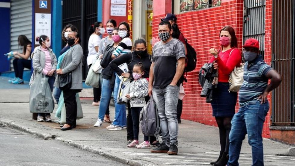 Brasil reduce muertes y casos diarios en medio de la polémica por datos omitidos
