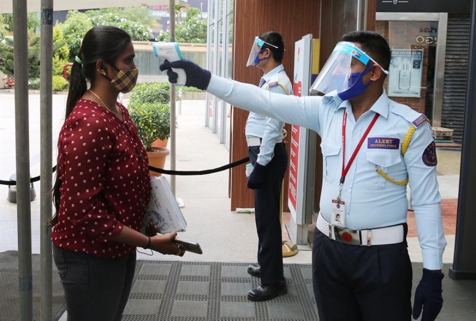 La India comienza la desescalada del mayor confinamiento de la historia