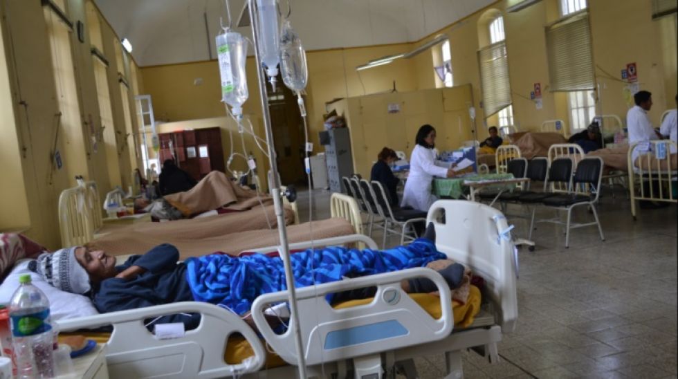 Intensivistas alertan que equipos de bioseguridad y fármacos para pacientes críticos se agotan