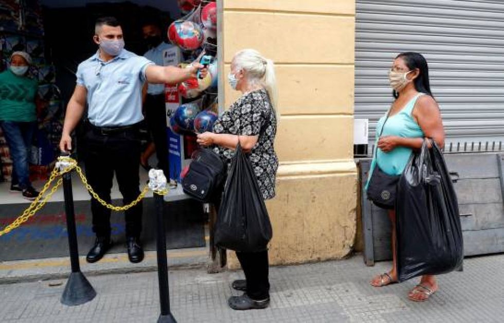 Repuntes de COVID-19 en varios países de América hacen retroceder reaperturas