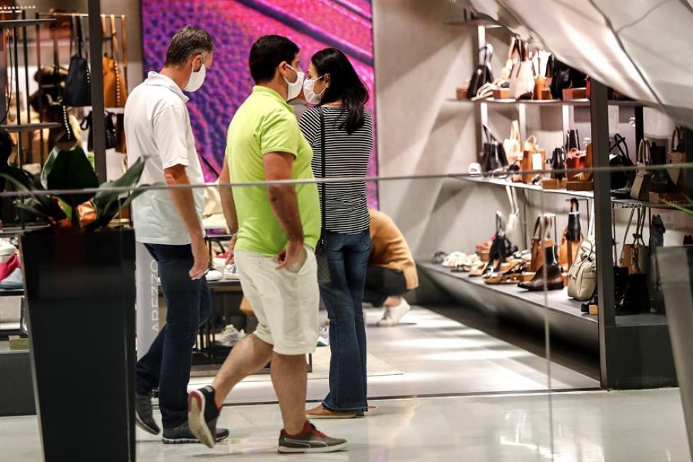 Ciudades de Brasil reabren centros comerciales en plena aceleración de COVID-19
