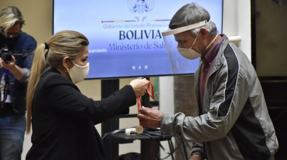 Gobierno lanza campaña “#TuDecisiónDaVida” y condecora a 6 donantes de plasma