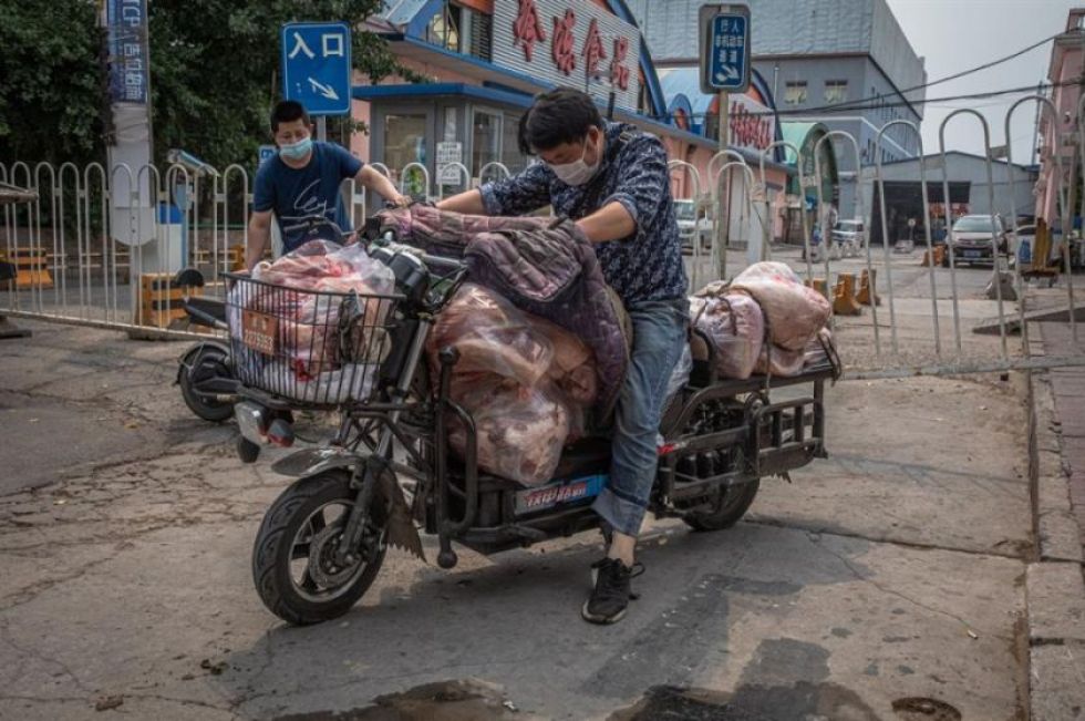 Un nuevo brote en el principal mercado de Pekín dispara las alarmas en China