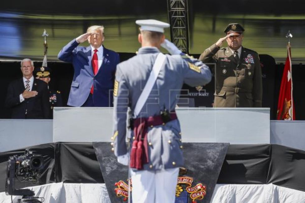 Trump promete "extinguir la plaga" del COVID-19 en un baño de masas militar