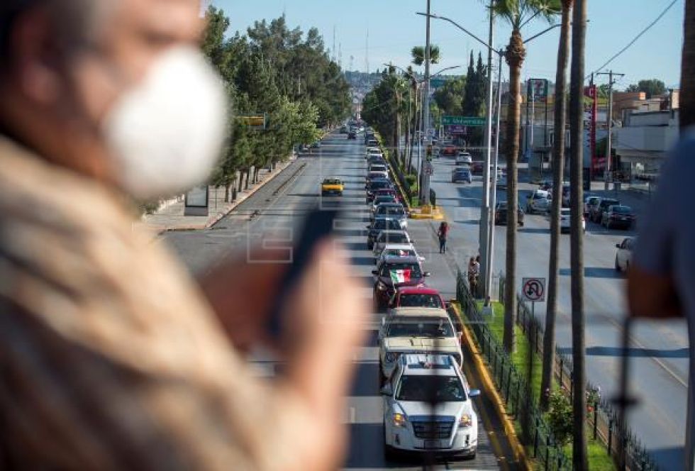 En autos, cientos de mexicanos protestan, nuevamente, contra López Obrador