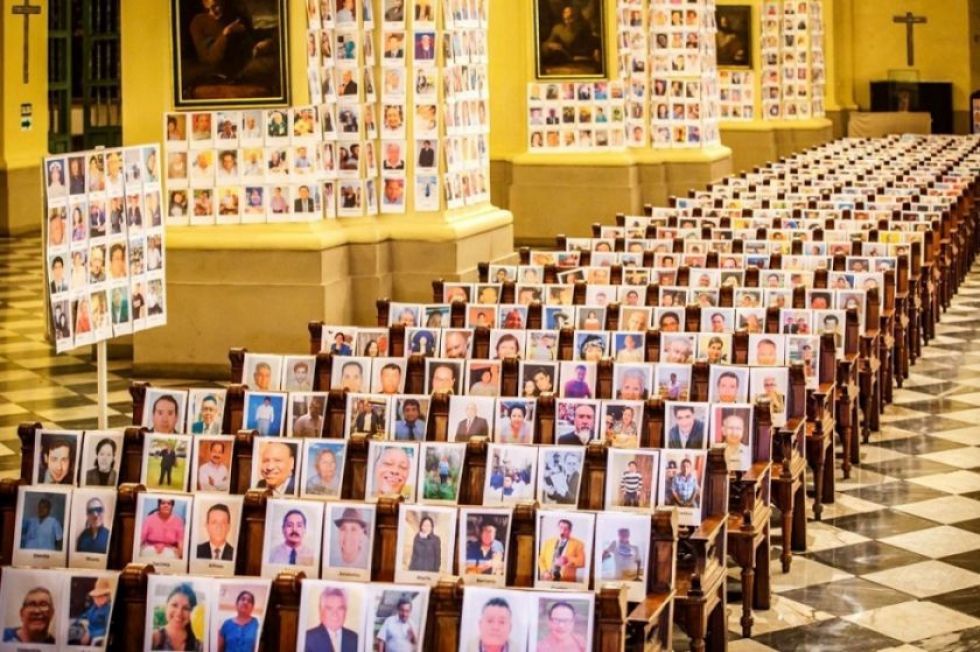 Las fotos de 5.000 fallecidos por COVID-19 en Perú revisten catedral de Lima