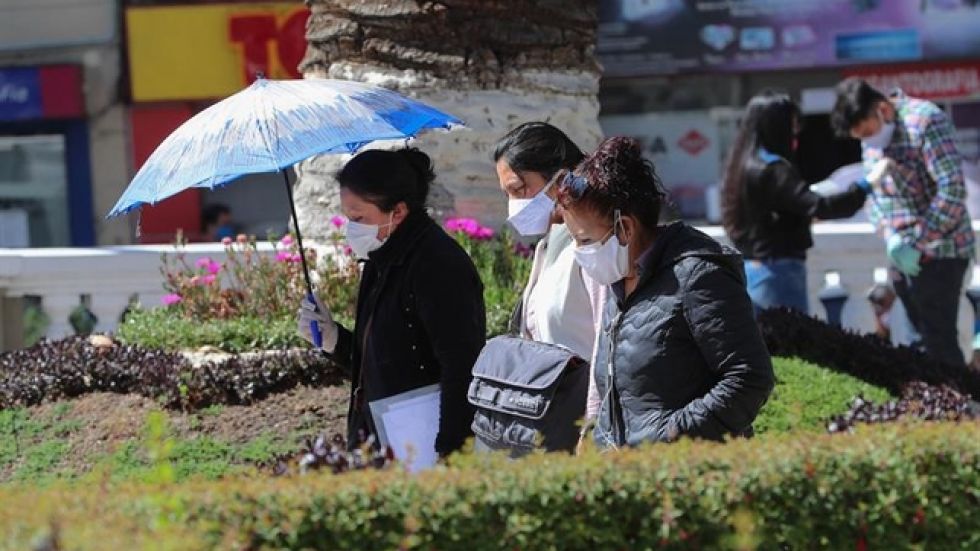 Bolivia tiene un nuevo récord diario de COVID-19 cuando replantea la cuarentena
