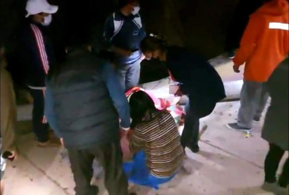 Una mujer fue herida y su niña salió ilesa tras caer un poste eléctrico