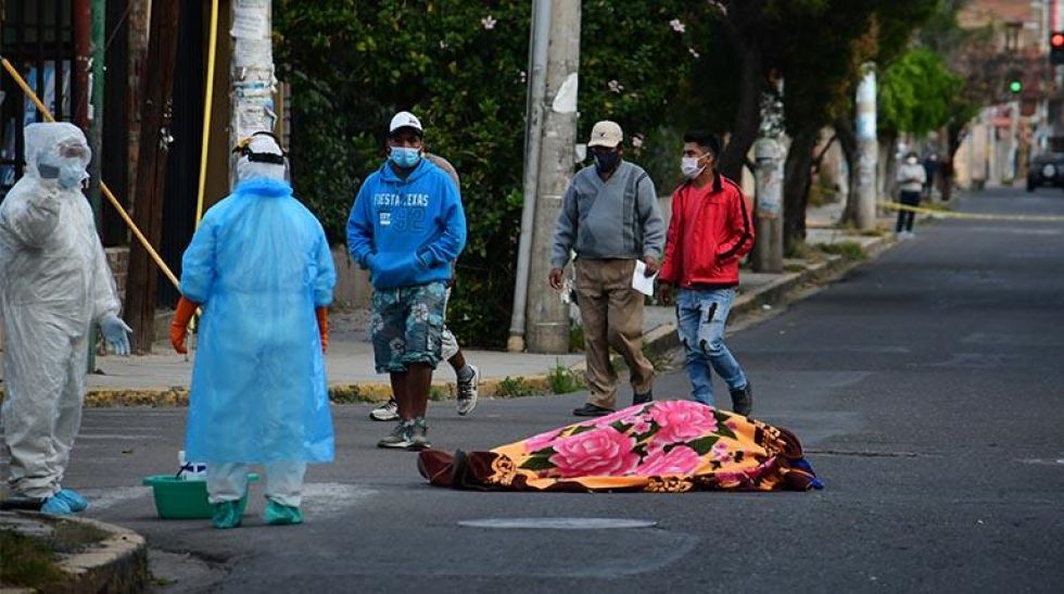 Logran cremar a paciente sospechoso de coronavirus con la ayuda del defensor