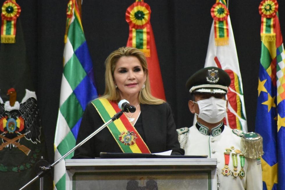 Añez pide a la Policía que se prepare para frenar a violentos