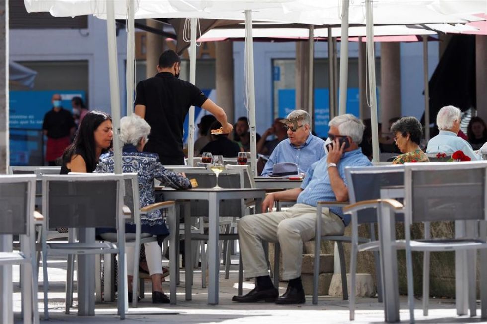 España recupera la "normalidad" atenta a posibles rebrotes de COVID-19