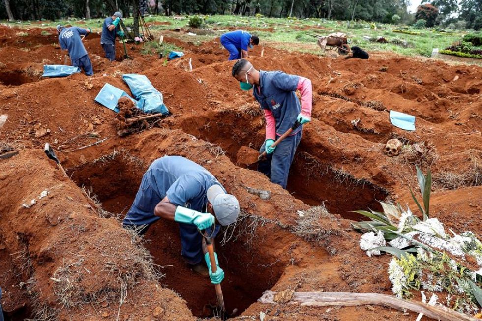Familiares abren ataúd de fallecido por COVID-19 en Colombia para despedirlo