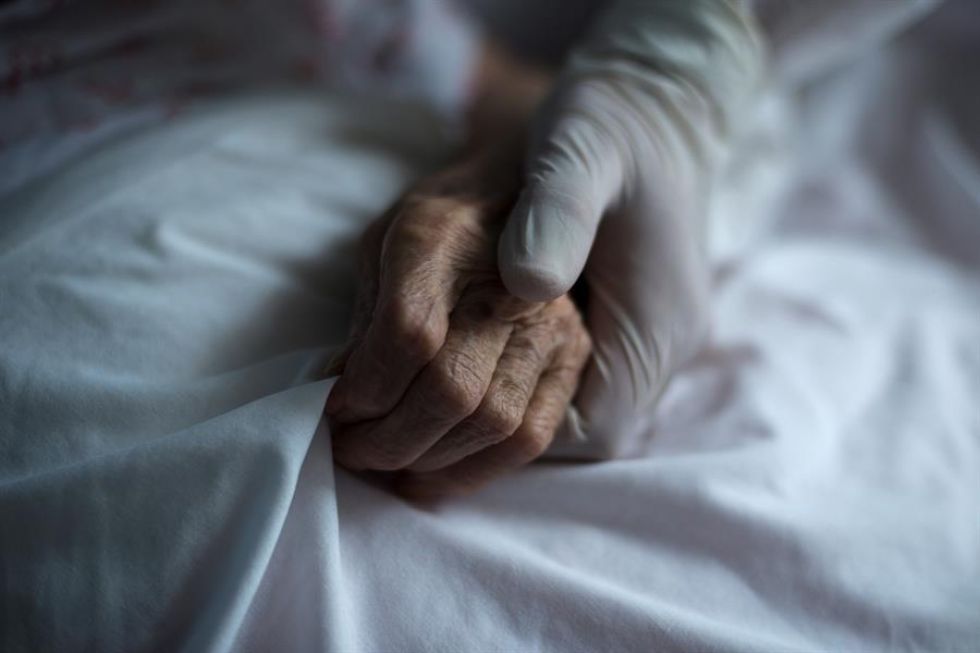 España acumula casi 17.000 fallecidos en residencias de ancianos por COVID-19
