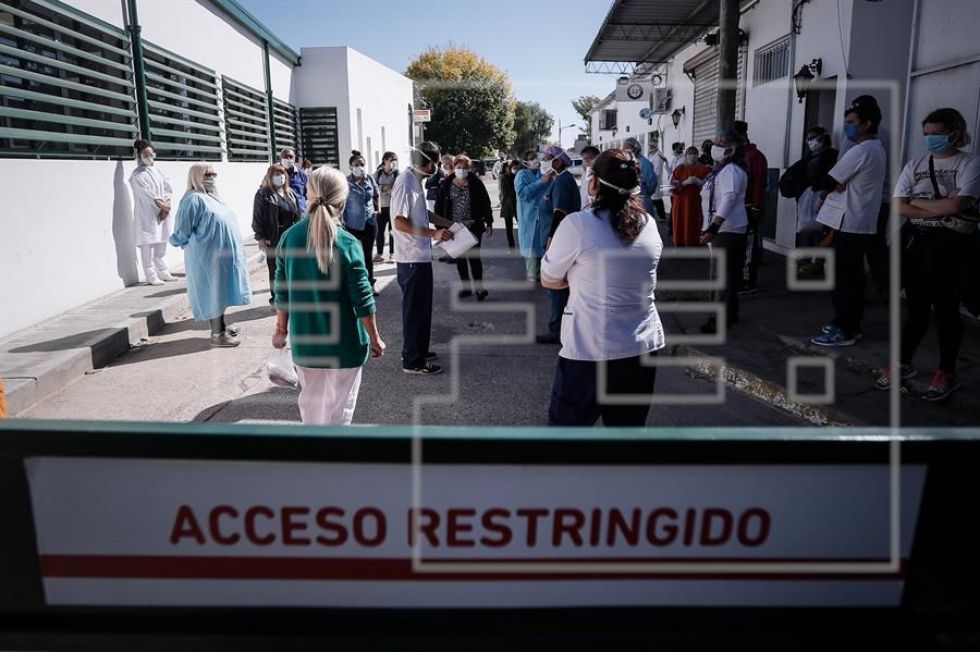 Indisciplina social y desescaladas frenan la lucha contra COVID en América 