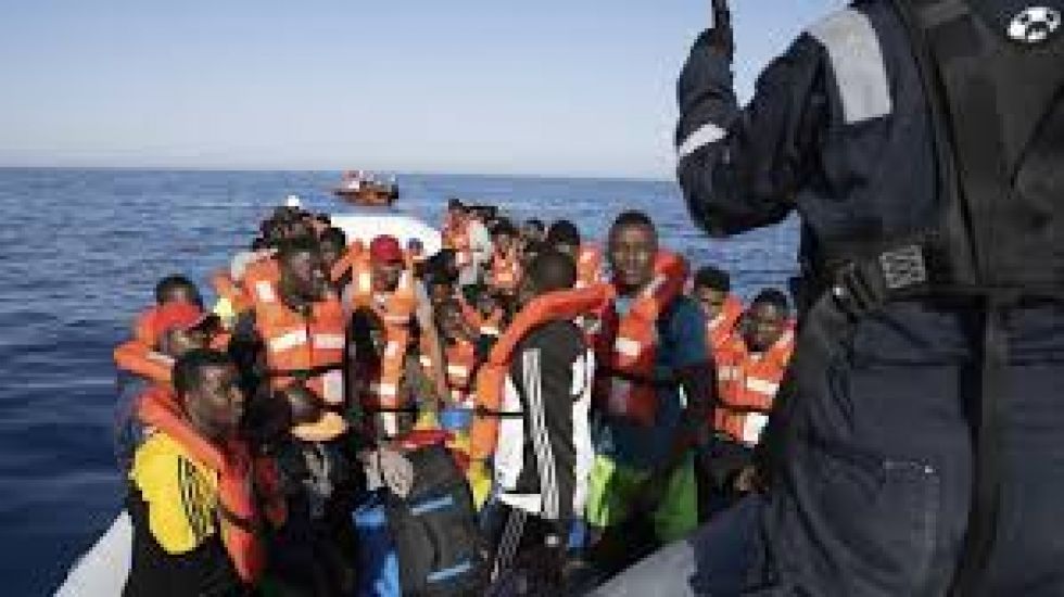 Veintiocho migrantes rescatados y aislados en barco italiano tienen COVID-19