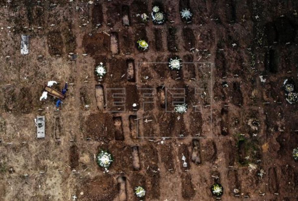 Brasil bordea las 56.000 muertes por COVID-19 a cuatro meses del primer caso