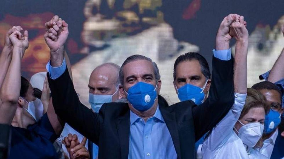 El opositor Abinader gana en primera vuelta las elecciones dominicanas