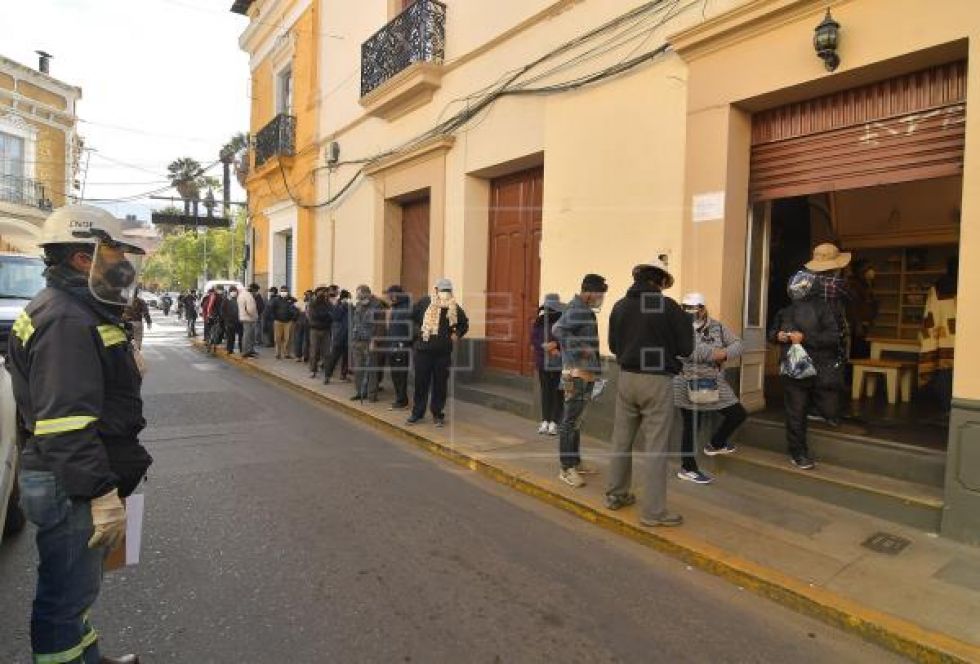 Largas filas en Bolivia por el dióxido de cloro pese a estar desautorizado