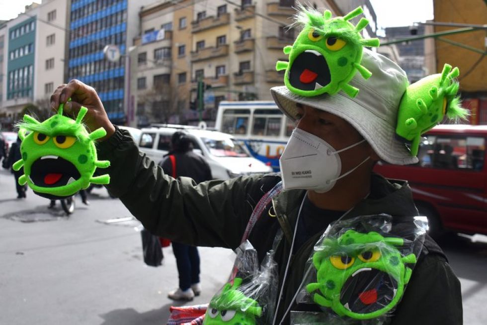 El ingenio boliviano para subsistir convierte al coronavirus en títere 