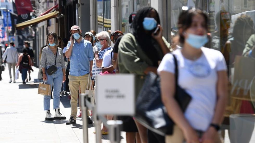 Reino Unido confirma que las mascarillas serán obligatorias en los comercios