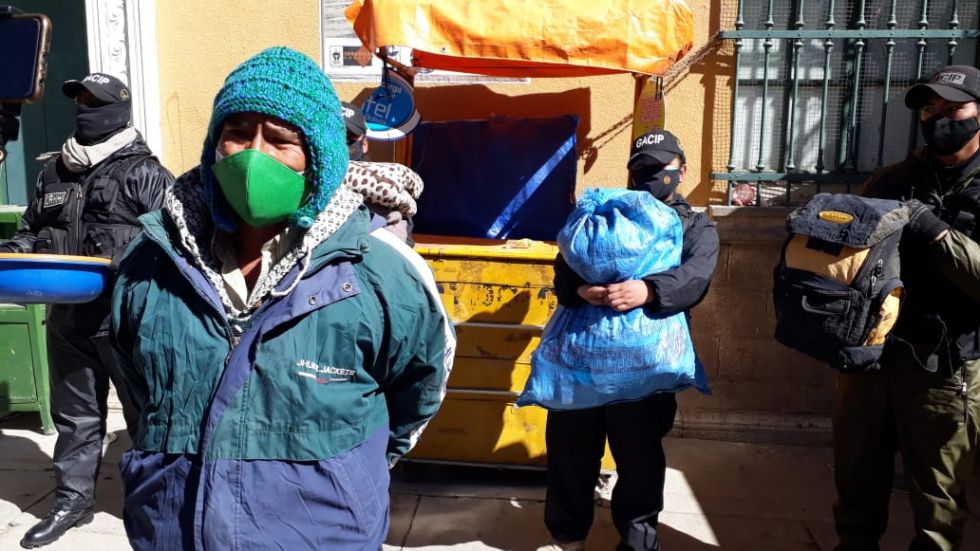 Dueño de casa desaloja a ancianito y lo deja en la calle en pleno invierno