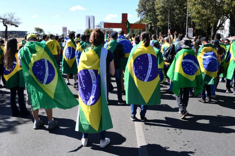 Simpatizantes de Bolsonaro le manifiestan apoyo mientras se recupera de coronavirus