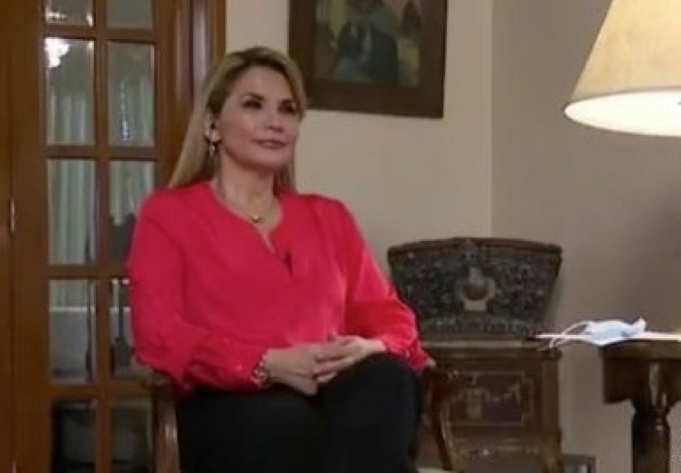 Presidenta Áñez revela que uno de sus hijos contrajo coronavirus
