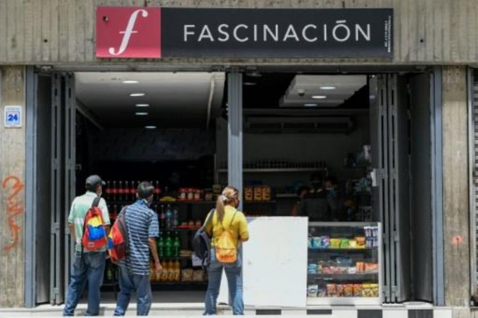 Harina en vez de zapatos: Comercios en Caracas mutan por pandemia