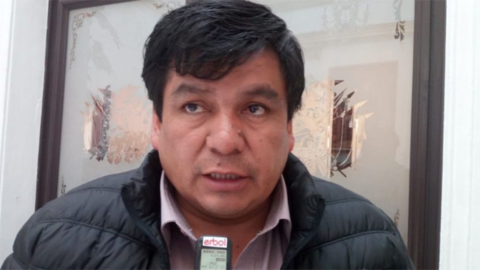 Senador Omar Aguilar es internado en un hospital tras complicaciones de salud