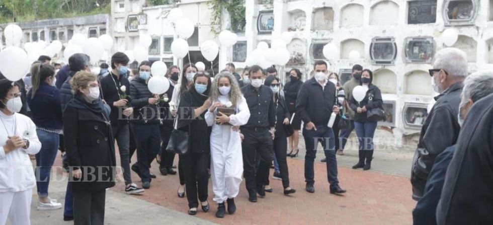 Óscar Urenda: El adiós al guerrero de la salud tuvo globos blancos y un centenar de dolientes