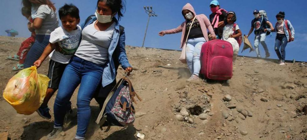 Alumnos peruanos suben a un cerro para clases virtuales
