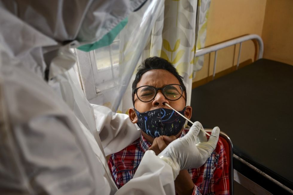 La OMS advierte que "los jóvenes no son invencibles" ante el coronavirus