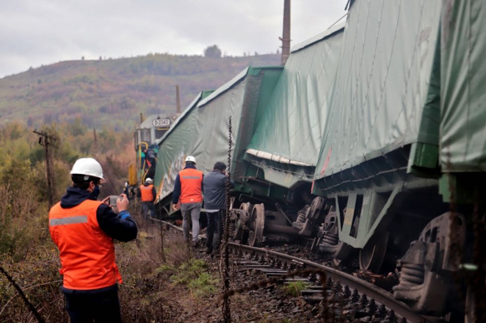Ataque provoca el descarrilamiento de un tren en Chile