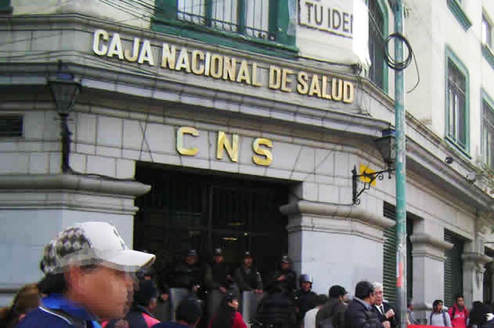 Médicos de la CNS inquietos ante posible cambio en la gerencia general