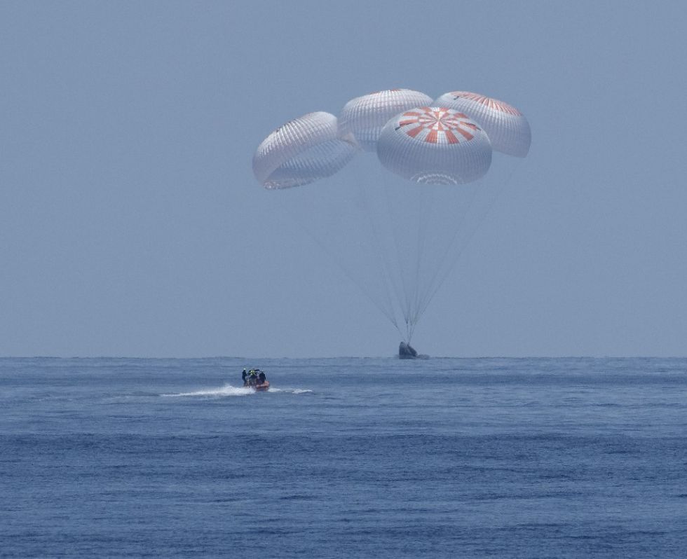 Astronautas de EE.UU. retornan exitosamente del espacio en cápsula de SpaceX