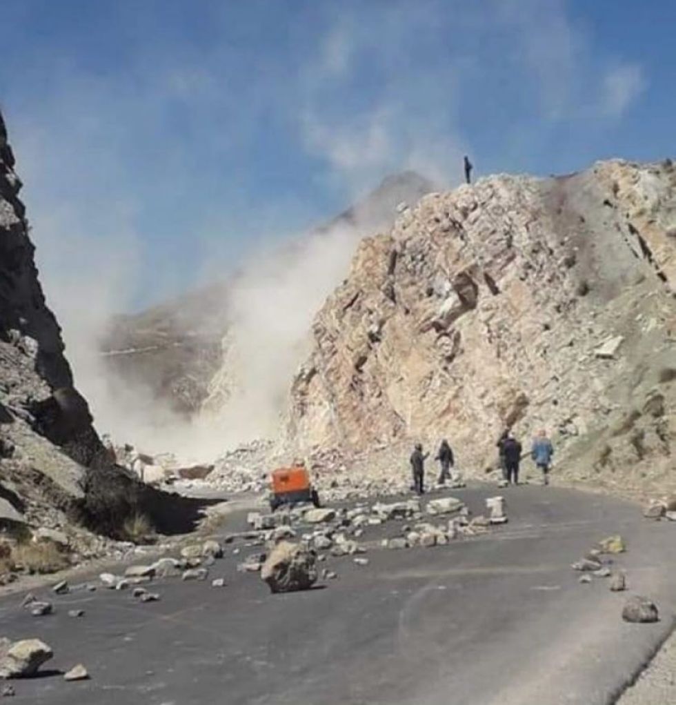 Para concretar bloqueo, dinamitan un cerro en la carretera Oruro-Cochabamba
