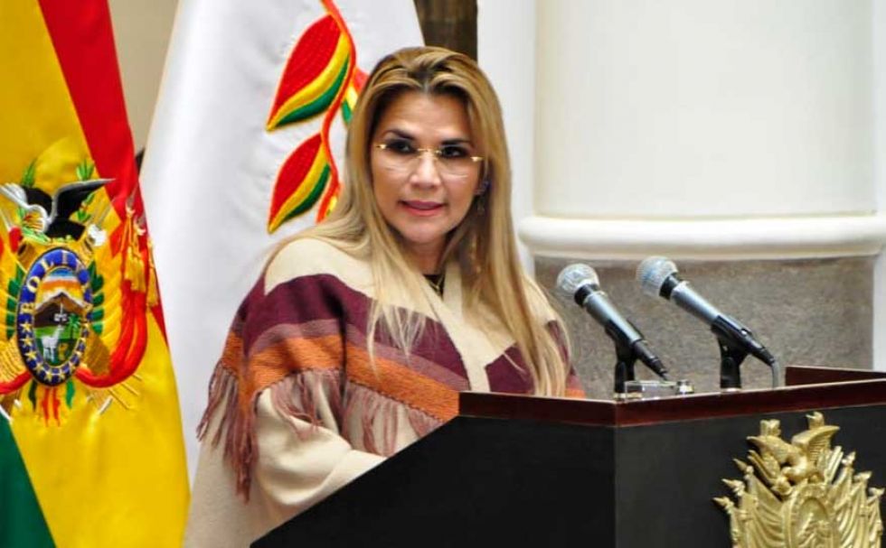 Añez pide a la COB que piense en el daño que causa y deje de bloquear