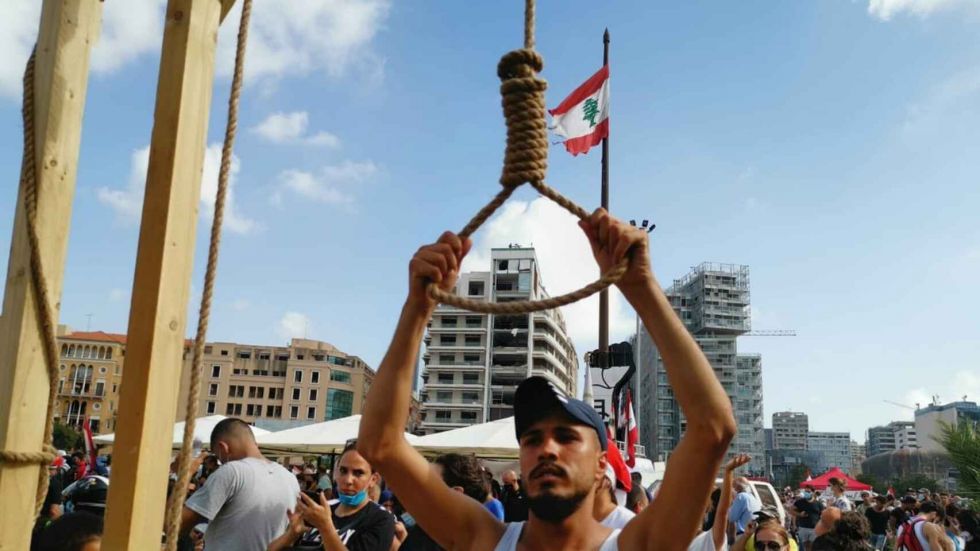 "¡Cuélguenlos!": los manifestantes en Beirut claman venganza