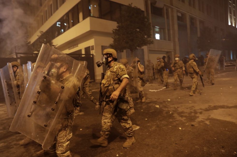 Siguen las protestas en Beirut y se agrava crisis con renuncia de dos ministros 