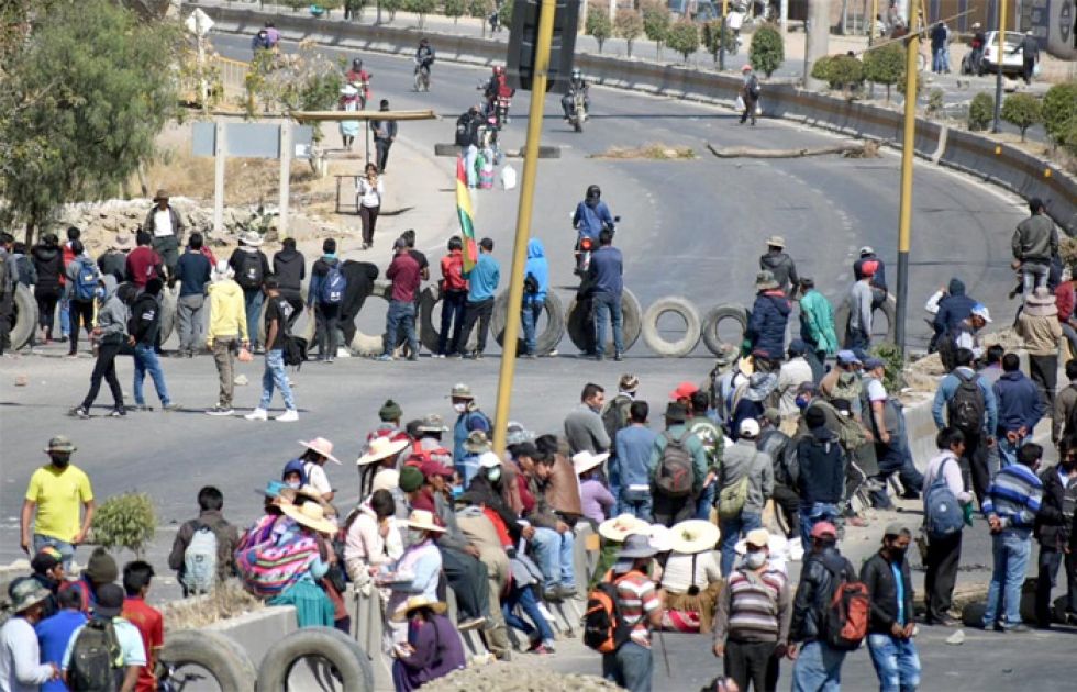 Analista sostiene que sectores del MAS encubiertos en sindicatos amenazan de muerte al país