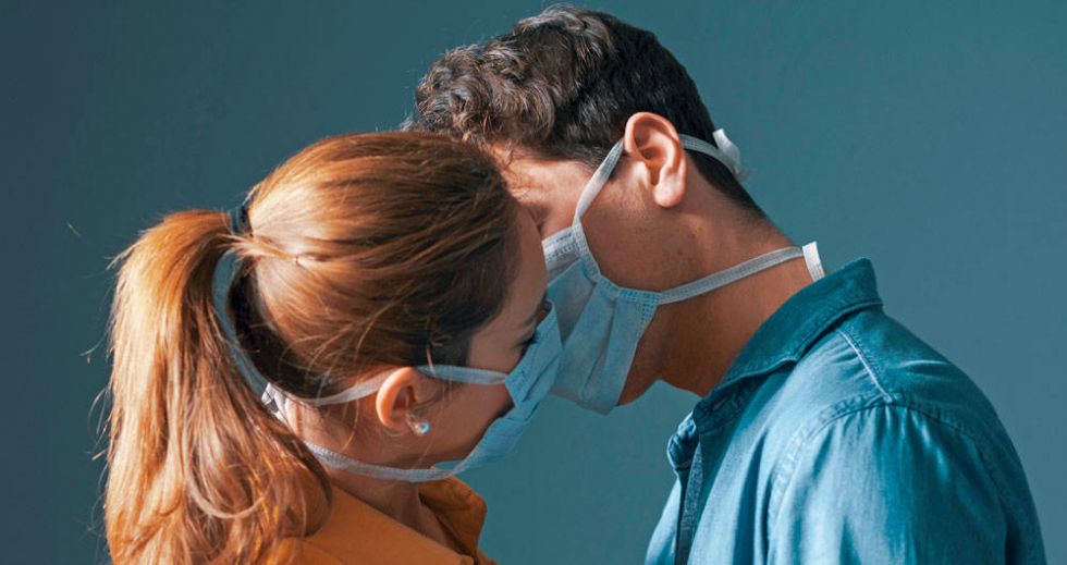 Sin besos ni abrazos y con barbijo por más tiempo: la COVID-19 pasará de pandemia a endemia