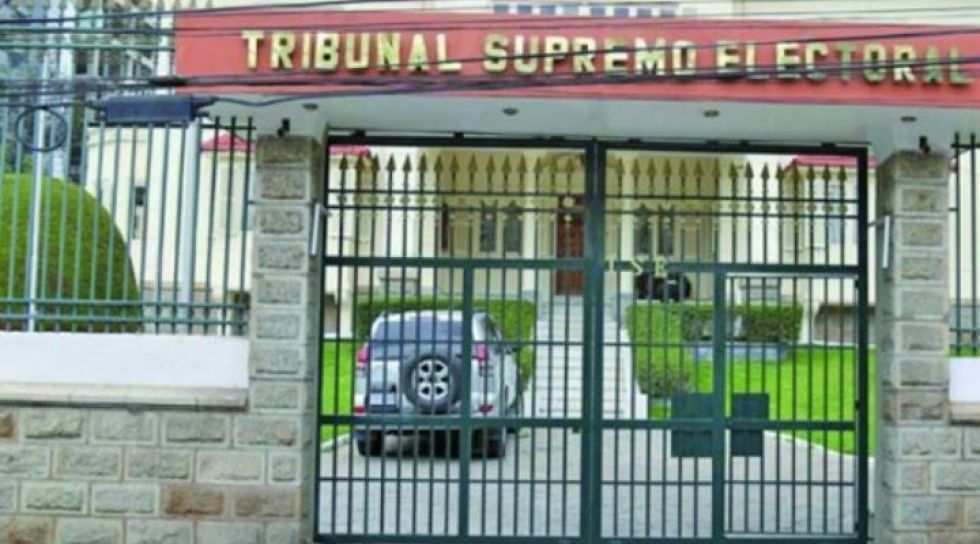 Dos vocales del TSE piden “reconsiderar” fecha de elecciones y el MAS habla de “flexibilizar”